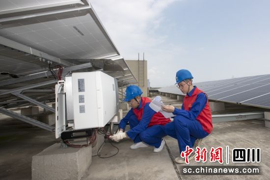 国家电网四川电力(绵阳)连心桥共产党员服务队为企业维护光伏发电及生产线用电设备。(资料图)田海 摄 国家电网四川电力(绵阳)连心桥共产党员服务队为企业维护光伏发电及生产线用电设备。(资料图)田海 摄