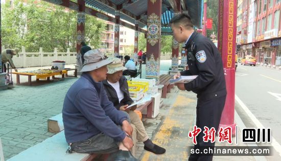 发放宣传资料。壤塘县委宣传部供图 发放宣传资料。壤塘县委宣传部供图
