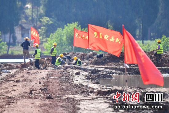 党员干部在帮助村民兴修水利(资料图)。汪泽民 摄 党员干部在帮助村民兴修水利(资料图)。汪泽民 摄