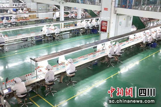 剑南春集团公司白酒生产车间。 绵竹市融媒体中心供图 剑南春集团公司白酒生产车间。 绵竹市融媒体中心供图