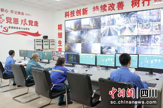 龙佰四川钛业有限公司智能化控制室。 绵竹市融媒体中心供图 龙佰四川钛业有限公司智能化控制室。 绵竹市融媒体中心供图