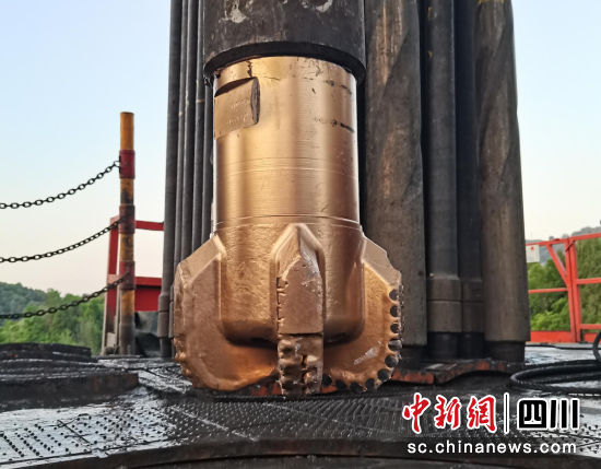 首只自主研发堵漏防卡钻头。吕科 摄 首只自主研发堵漏防卡钻头。吕科 摄