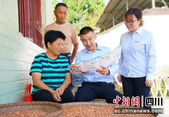工作人员正在和村民讲解“双基共建”项目。西充县委宣传部供图 工作人员正在和村民讲解“双基共建”项目。西充县委宣传部供图