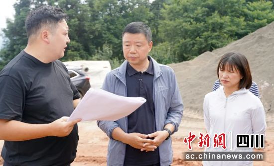 督导调研现场。雨城融媒 供图 督导调研现场。雨城融媒 供图