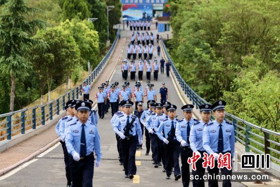 四川省公安厅绵阳战训基地举行建党庆祝活动。绵阳战训基地供图 四川省公安厅绵阳战训基地举行建党庆祝活动。绵阳战训基地供图