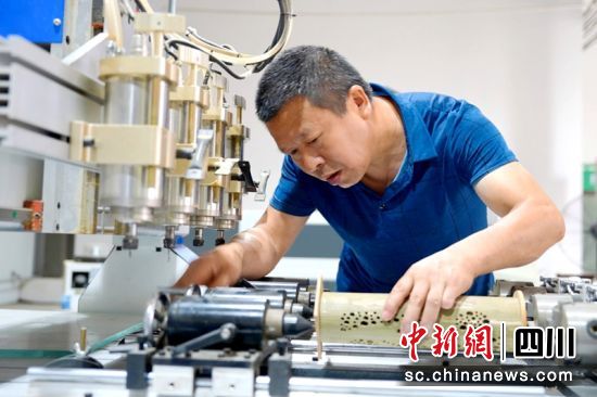 竹加工现场。余文 摄 竹加工现场。余文 摄