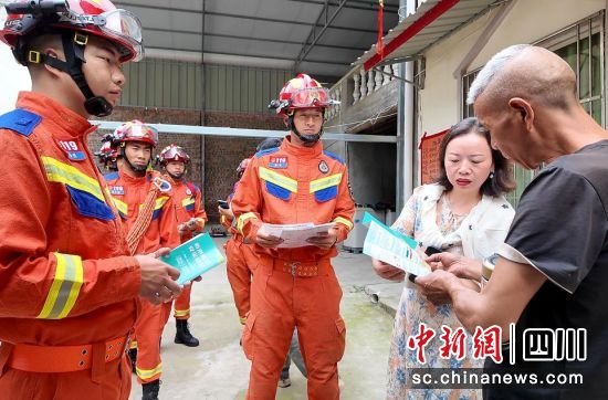 防灾减灾宣传工作组入户宣传。汶川县委宣传部供图 防灾减灾宣传工作组入户宣传。汶川县委宣传部供图