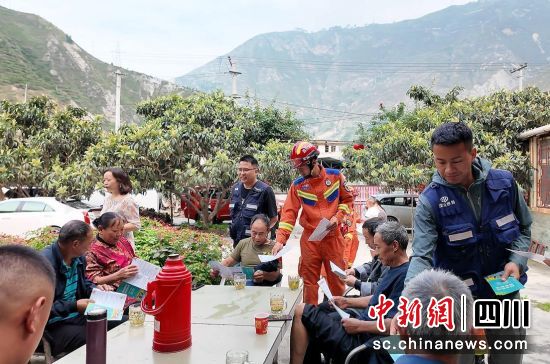 防灾减灾宣传工作组入户宣传。汶川县委宣传部供图 防灾减灾宣传工作组入户宣传。汶川县委宣传部供图