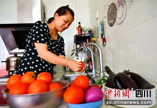 仁寿县龙正镇卓家社区居民肖燕正在用自来水洗菜。潘建勇 摄 仁寿县龙正镇卓家社区居民肖燕正在用自来水洗菜。潘建勇 摄
