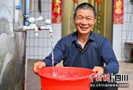 仁寿县曹家镇东联村在家门口接自来水的村民。潘建勇 摄 仁寿县曹家镇东联村在家门口接自来水的村民。潘建勇 摄