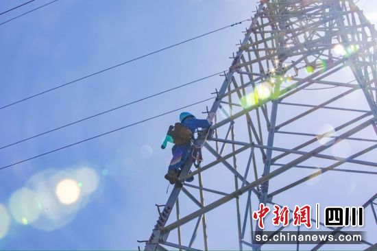 烈日下检修班人员登塔对35千伏福美线进行检修作业。王鸿飞 摄 烈日下检修班人员登塔对35千伏福美线进行检修作业。王鸿飞 摄