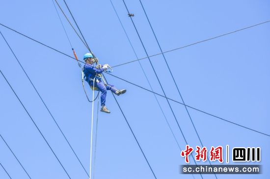烈日下检修班人员在空中对输电线路进行检修作业。王鸿飞 摄 烈日下检修班人员在空中对输电线路进行检修作业。王鸿飞 摄
