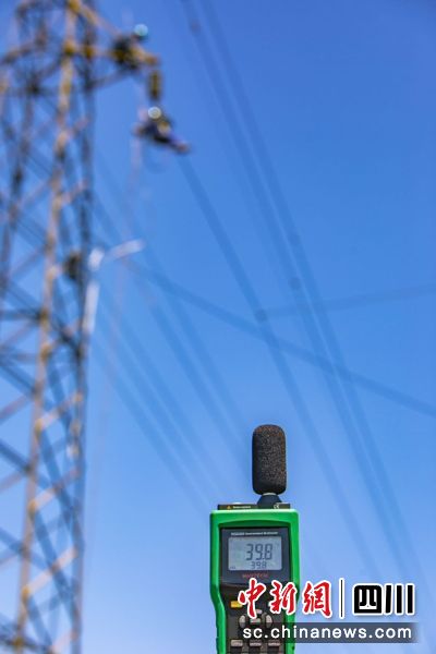 检修人员正在高温天气下开展输电线路检修作业。王鸿飞 摄 检修人员正在高温天气下开展输电线路检修作业。王鸿飞 摄