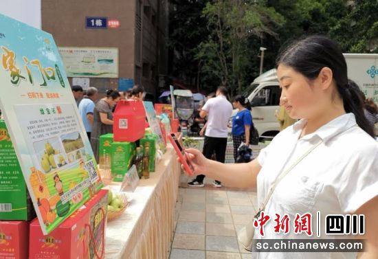 扫码购买直接送到家 。骆龙 摄 扫码购买直接送到家 。骆龙 摄