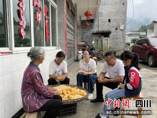 筠连县乐义乡纪委走村入户倾听群众诉求。 赵芳 摄 筠连县乐义乡纪委走村入户倾听群众诉求。 赵芳 摄