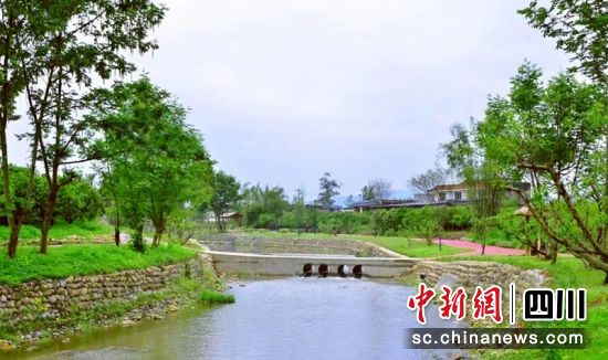 丹棱曾经的臭水沟成了群众休闲好去处。程欢悦 摄 丹棱曾经的臭水沟成了群众休闲好去处。程欢悦 摄