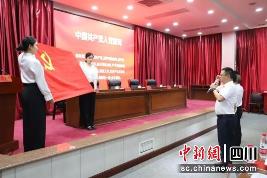庄严宣誓。沈江川 摄 庄严宣誓。沈江川 摄