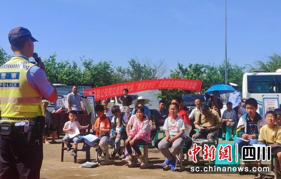 巡回宣传现场。富顺公安交警 供图 巡回宣传现场。富顺公安交警 供图