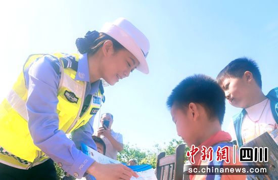 巡回宣传现场。富顺公安交警 供图 巡回宣传现场。富顺公安交警 供图