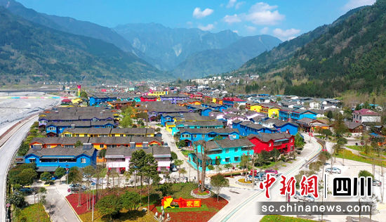 彩色民房。 绵竹市融媒体中心供图 彩色民房。 绵竹市融媒体中心供图