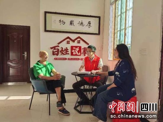 正在一起交流。罗朴 摄 正在一起交流。罗朴 摄