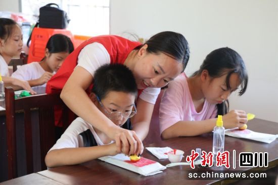 老师为孩子们讲解拓印技巧。蒋雪梅 摄 老师为孩子们讲解拓印技巧。蒋雪梅 摄