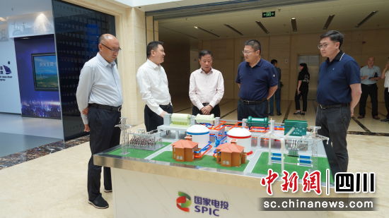 双方高层在一起考察交流。孙艳玲 摄 双方高层在一起考察交流。孙艳玲 摄