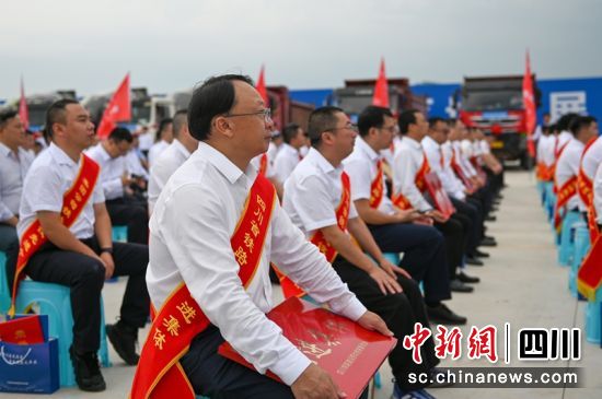 川渝地区铁路建设劳动竞赛总结暨2024年启动大会现场。记者 刘忠俊 摄 川渝地区铁路建设劳动竞赛总结暨2024年启动大会现场。记者 刘忠俊 摄
