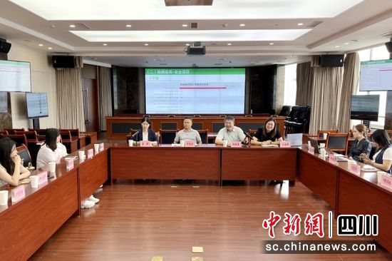 砧板产品比较试验报告发布现场。四川省消委会供图 砧板产品比较试验报告发布现场。四川省消委会供图