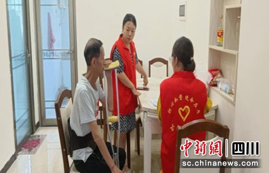 志愿者入户探访老人。荣县融媒 供图 志愿者入户探访老人。荣县融媒 供图