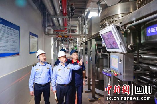 陈光德和同时深入企业一线开展安全检查。(资料图)泸州应急供图 陈光德和同时深入企业一线开展安全检查。(资料图)泸州应急供图