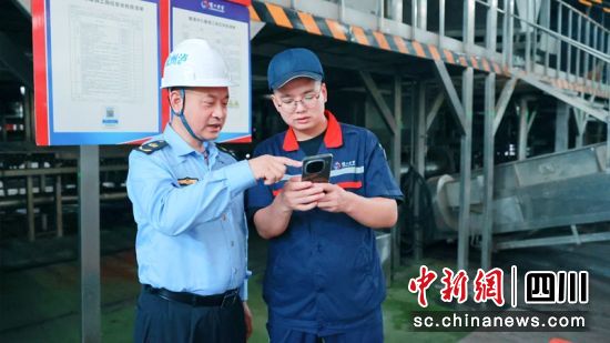 陈光德在企业指导安全生产工作。泸州应急供图 陈光德在企业指导安全生产工作。泸州应急供图