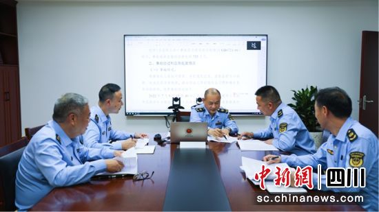陈光德和同事一起分析事故等。泸州应急供图 陈光德和同事一起分析事故等。泸州应急供图