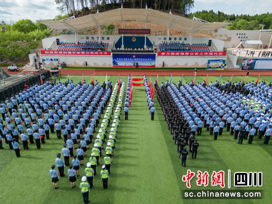 绵阳第六届警察体育运动会在绵阳市公安局仙海战训基地开幕。 唐超 摄 绵阳第六届警察体育运动会在绵阳市公安局仙海战训基地开幕。 唐超 摄