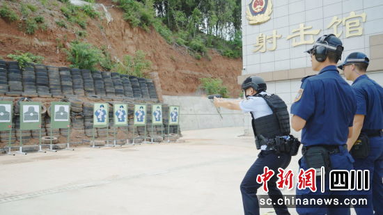 新警组实弹射击比赛现场。 唐超 摄 新警组实弹射击比赛现场。 唐超 摄