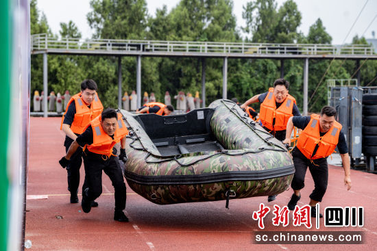 紧急驰援比赛现场。 唐超 摄 紧急驰援比赛现场。 唐超 摄