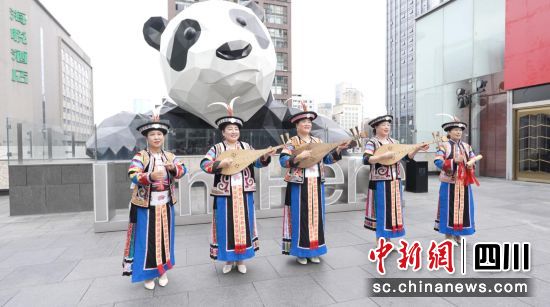 快闪活动现场。九寨沟县委宣传部供图 快闪活动现场。九寨沟县委宣传部供图