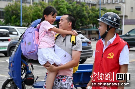 小候鸟”与父亲团聚,右为“乡情警务”助理。四川公安供图 小候鸟”与父亲团聚,右为“乡情警务”助理。四川公安供图