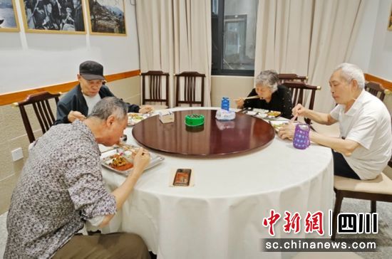 老人们在餐吧用餐。石棉融媒 供图 老人们在餐吧用餐。石棉融媒 供图