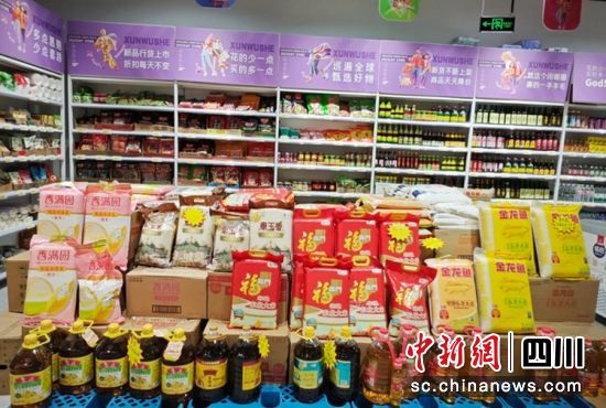 老街社区慈善超市。石棉融媒 供图 老街社区慈善超市。石棉融媒 供图