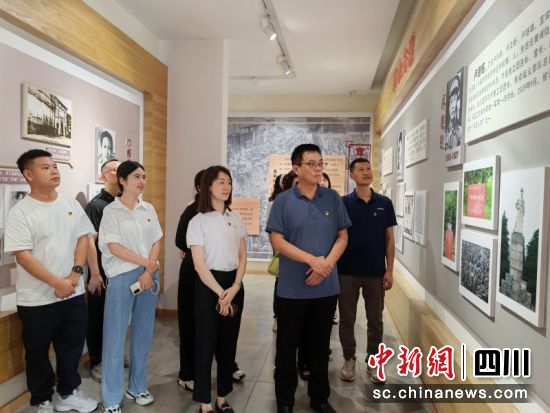 参观活动现场。赖小娟 摄 参观活动现场。赖小娟 摄