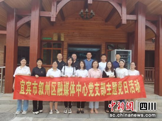 一起合影。赖小娟 摄 一起合影。赖小娟 摄