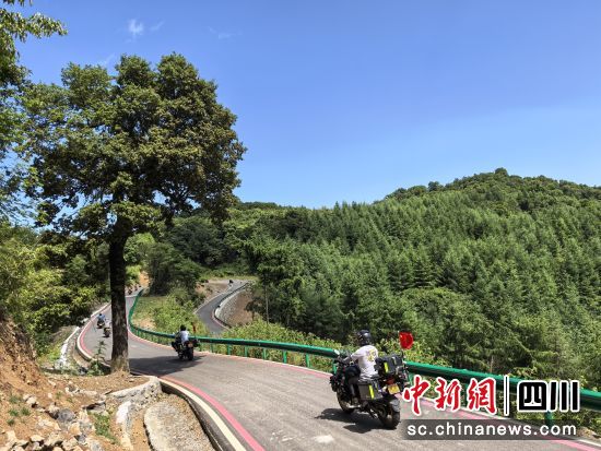 清凉曾家山成为远近闻名避暑胜地,吸引众多游人。苗志勇 摄 清凉曾家山成为远近闻名避暑胜地,吸引众多游人。苗志勇 摄