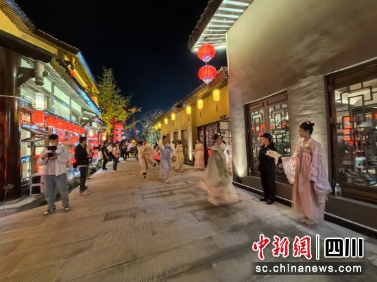 曾家山原乡旅拍街区一角。苗志勇 摄 曾家山原乡旅拍街区一角。苗志勇 摄