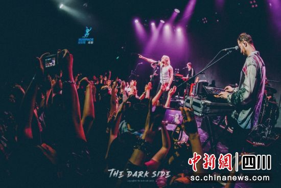 精彩的现场演出。陈静摄 精彩的现场演出。陈静摄