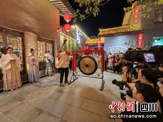 曾家山原乡旅拍街区开街仪式现场。苗志勇 摄 曾家山原乡旅拍街区开街仪式现场。苗志勇 摄