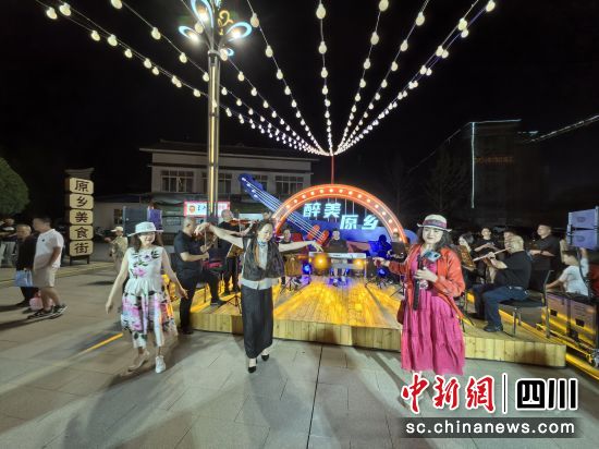 游客情不自禁随现场演奏的音乐节拍起舞。苗志勇 摄 游客情不自禁随现场演奏的音乐节拍起舞。苗志勇 摄