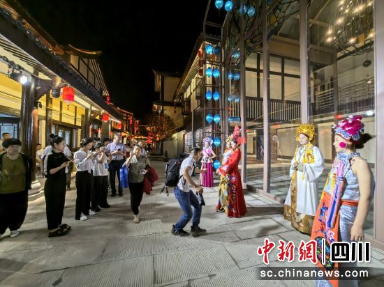 传统与时尚相结合的“国潮”服饰秀分外吸睛。苗志勇 摄 传统与时尚相结合的“国潮”服饰秀分外吸睛。苗志勇 摄