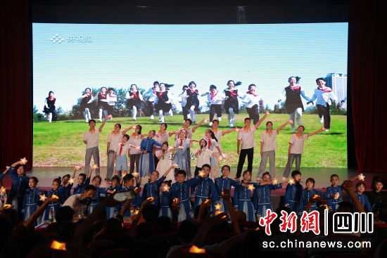 绵阳市文旅传播行业协会庆祝中国共产党成立103周年红色教育情景剧《信仰》汇演。 芝言芝语口语传播中心供图 绵阳市文旅传播行业协会庆祝中国共产党成立103周年红色教育情景剧《信仰》汇演。 芝言芝语口语传播中心供图