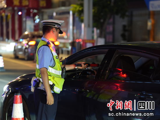 绵阳警方开展夏夜治安巡查宣防集中行动。 绵阳市公安局供图 绵阳警方开展夏夜治安巡查宣防集中行动。 绵阳市公安局供图